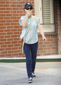 68731_Preppie_Natalie_Portman_running_errands_in_LA_2_122_21lo.jpg