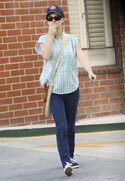 65311_Preppie_Natalie_Portman_running_errands_in_LA_1_122_216lo.jpg