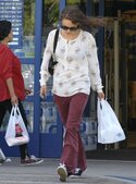 53961_Preppie_Natalie_Portman_shopping_at_CVS_in_Los_Feliz_7_122_473lo.jpg