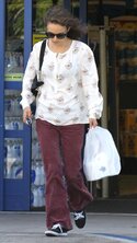 52332_Preppie_Natalie_Portman_shopping_at_CVS_in_Los_Feliz_5_122_336lo.jpg