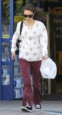 50897_Preppie_Natalie_Portman_shopping_at_CVS_in_Los_Feliz_2_122_388lo.jpg