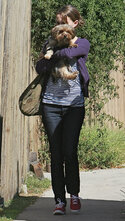 37521_Celebutopia-Natalie_Portman_leaving_a_friend47s_house_in_Hollywood-04_122_1084lo.jpg