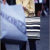  : Gallery : collection : 2005 : 01 : Winona_Paparazzi_0156.jpg