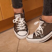  : Gallery : converse : 2010 : 52 : noelle002.jpg