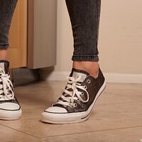  : Gallery : converse : 2010 : 52 : noelle008.jpg