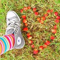 Coeur_en_fraises_et_converse_by_fresh_little_world.jpg