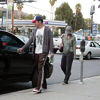 21344_Jessica_leaving_a_Hollywood_restaurant_Nov._11_002_122_319lo.jpg