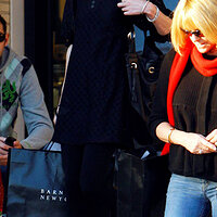 122406KateShoppinginLosAngeles26.jpg