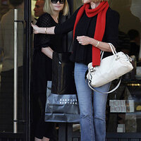 122406KateShoppinginLosAngeles35.jpg