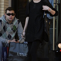 122406KateShoppinginLosAngeles41.jpg