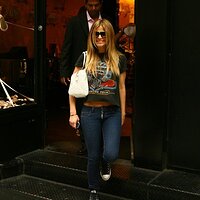 Carmen Electra shopping at Agent Provocateur in SOHO 7_46ee4c3d3d97a.jpg