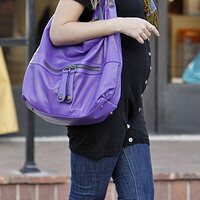 jessica-alba-purple-pregnant-01.jpg