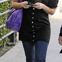 jessica-alba-purple-pregnant-04.jpg