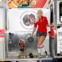 holly_madison_burger_badge_bash_las_vegas_011.jpg