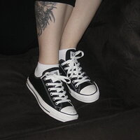 My_girl_wears_converse_by_krust83.jpg