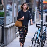 alexa-chung-walking-in-soho_4896854.jpg
