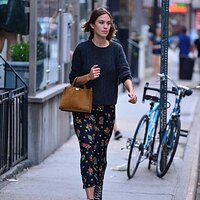 alexa-chung-walking-in-soho_4896851.jpg