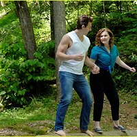 abigail-breslin-colt-prattes-dirty-dancing-lift-14.jpg