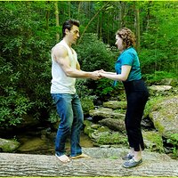 abigail-breslin-colt-prattes-dirty-dancing-lift-01.jpg