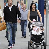 Before-heading-on-her-hen-do-Kym-Marsh-spends-sometime-with-her-family-in-the-sunshine.jpg