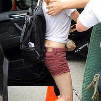 kristen-stewart-snacks-coconut-water-for-camp-x-ray-set-03.jpg