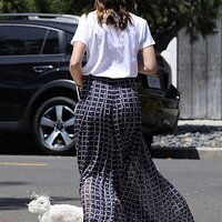 ana-de-armas-in-maxi-skirt-and-white-t-shirt-05-08-2020-8.jpg