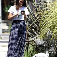 ana-de-armas-in-maxi-skirt-and-white-t-shirt-05-08-2020-6.jpg