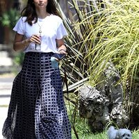 ana-de-armas-in-maxi-skirt-and-white-t-shirt-05-08-2020-4.jpg