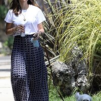 ana-de-armas-in-maxi-skirt-and-white-t-shirt-05-08-2020-5.jpg