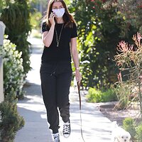 ana-de-armas-in-casual-outfit-walking-her-dog-in-venice-05-15-2020-14.jpg