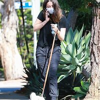 ana-de-armas-in-casual-outfit-walking-her-dog-in-venice-05-15-2020-12.jpg