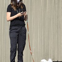 ana-de-armas-in-casual-outfit-walking-her-dog-in-venice-05-15-2020-5.jpg