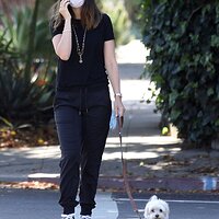 ana-de-armas-in-casual-outfit-walking-her-dog-in-venice-05-15-2020-15.jpg