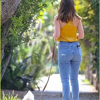 ana-de-armas-jeans-and-converse-on-walk-34.jpg