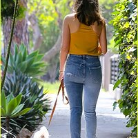 ana-de-armas-jeans-and-converse-on-walk-35.jpg