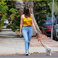 ana-de-armas-jeans-and-converse-on-walk-32.jpg