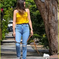 ana-de-armas-jeans-and-converse-on-walk-30.jpg