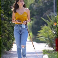 ana-de-armas-jeans-and-converse-on-walk-29.jpg