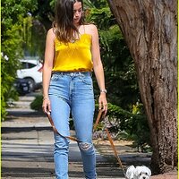ana-de-armas-jeans-and-converse-on-walk-20.jpg