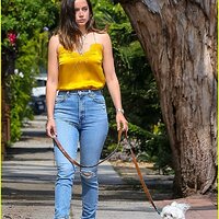 ana-de-armas-jeans-and-converse-on-walk-15.jpg