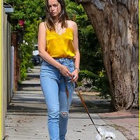 ana-de-armas-jeans-and-converse-on-walk-22.jpg