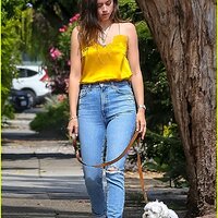 ana-de-armas-jeans-and-converse-on-walk-09.jpg