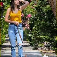 ana-de-armas-jeans-and-converse-on-walk-12.jpg