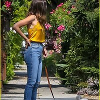 ana-de-armas-jeans-and-converse-on-walk-11.jpg