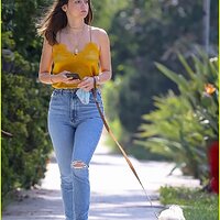 ana-de-armas-jeans-and-converse-on-walk-07.jpg