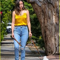 ana-de-armas-jeans-and-converse-on-walk-10.jpg