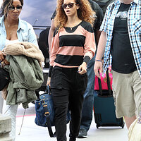 98794_Celebutopia_net_RIHANNA5_122_527lo.jpg