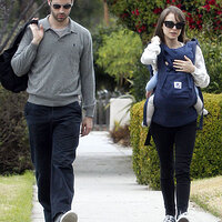 Natalie_Portman_Natalie_Portman_Family_Out_DAfuiMxD5FYl.jpg