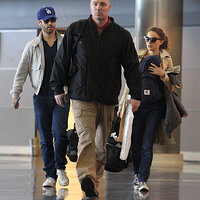 65662_Preppie_Natalie_Portman_and_her_family_saying_Goodbye_to_her_mother_at_the_airport_in_NYC_.jpg