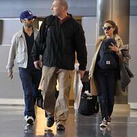 65658_Preppie_Natalie_Portman_and_her_family_saying_Goodbye_to_her_mother_at_the_airport_in_NYC_.jpg